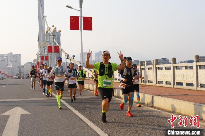 海峡两岸将乐100公里越野挑战赛开赛 台湾选手踊